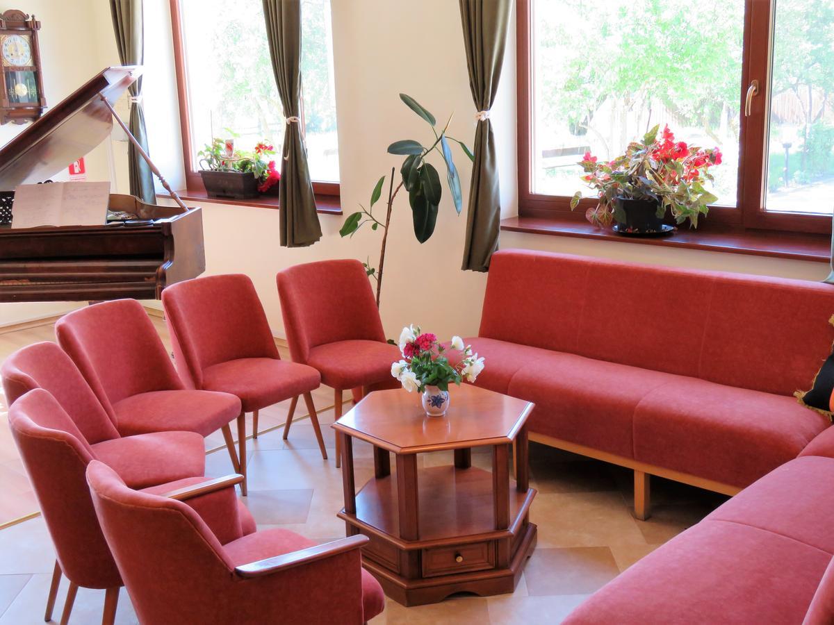 לינה וארוחת בוקר Caransebeş Kolpinghaus מראה חיצוני תמונה